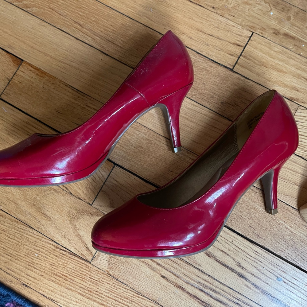 Red pumps - Picture 2 of 4